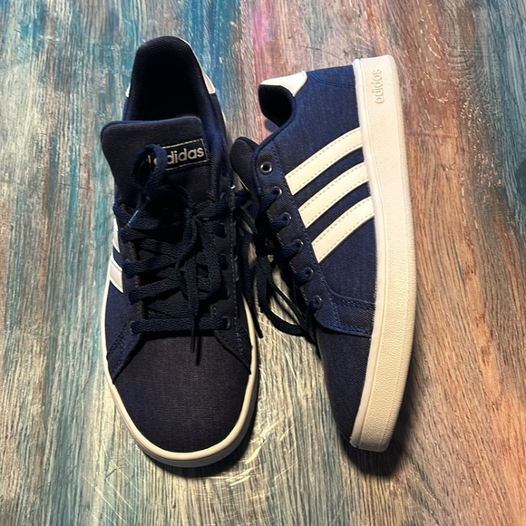 Adidas blue kids Sneakers size 4 - Picture 2 of 5